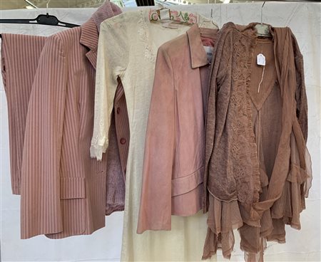 ERMANNO SCERVINO 
Lotto nei toni del rosa antico composto da giacca in suede, g