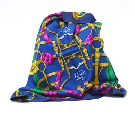 HERMÈS 
Foulard in seta "Grand Manège" Henri d'Origny 1990, fondo blu