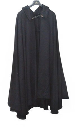 TABARRIFICIO TREVISANO
Cappa in puro cachemire nero con chiusura a medaglioni i