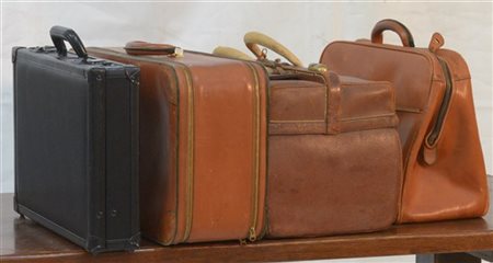 VALEXTRA e anonimo
Lotto composto da un borsone/necessaire da viaggio in cinghi