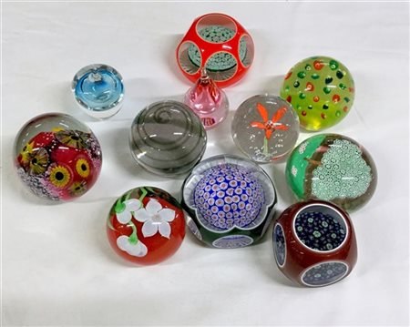 Lotto composto da undici presse-papiers in vetro incolore di diversa fattura, a