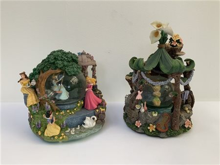 Lotto di due carillon Disney con snowglobe di differenti soggetti, resina polic