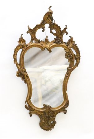 Specchierina in stile di forma sagomata in legno intagliato e dorato (cm 88x48)