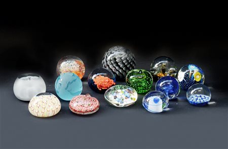 Lotto composto da quattordici presse-papiers in vetro incolore di diversa fattu