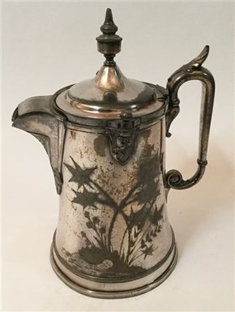 Silver-plated jug decorata a motivi vegetali e mascheroni