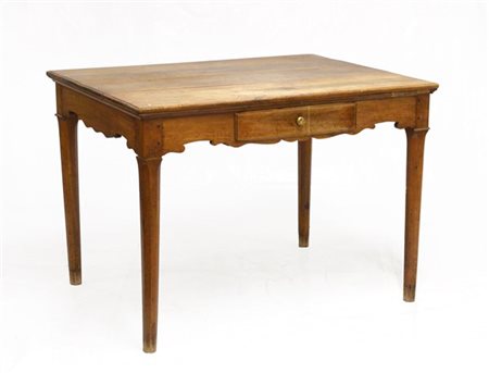 Tavolo in noce a due cassetti contrapposti, fasce sagomate, gambe sfaccettate,