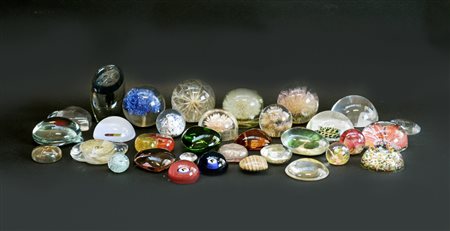 Cartone contenente numerosi presse-papiers in plexiglass (lievi difetti)