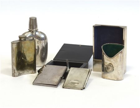 Lotto composto da due fiaschette porta liquore, un porta sigarette, una custodi