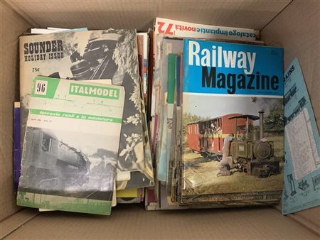 Cartone contenente numerose riviste di modellismo ferroviario, edizioni ed anna