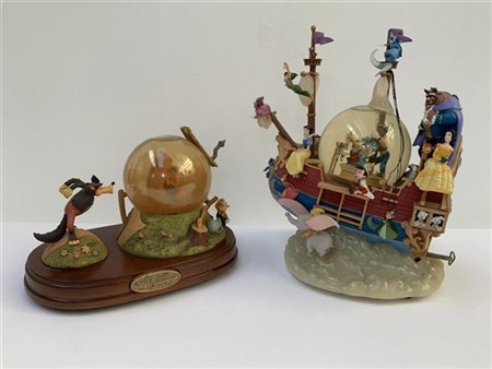 Due carillon Disney con snowglobe di differenti soggetti, resina policroma, vet