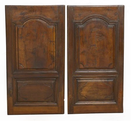 Coppia di ante pannellate in noce (cm 102x54) (difetti)