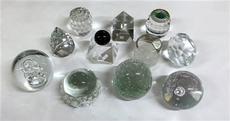 Lotto composto da undici presse-papiers in vetro e cristallo, alcuni firmati (l