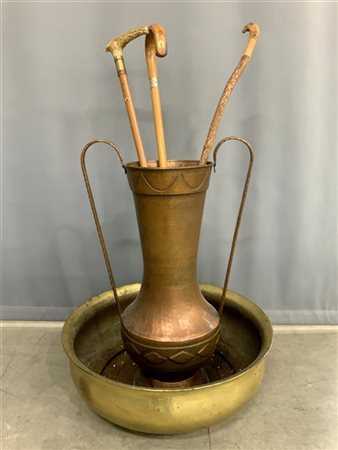 Lotto composto da una fioriera, un portaombrelli biansato in rame e tre bastoni