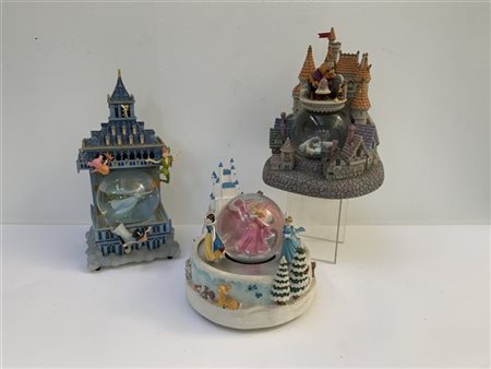 Tre carillon Disney con snowglobe di differenti soggetti, resina policroma e ve
