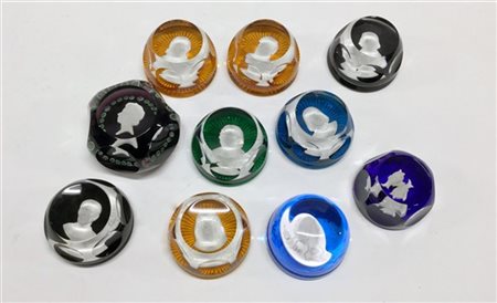 Lotto composto da dieci presse-papiers in vetro decorati con profili di persona