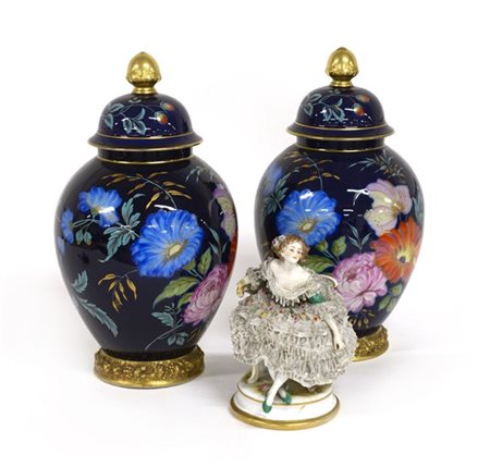 Lotto composto da una coppia di vasi con coperchio in ceramica a fondo blu deco