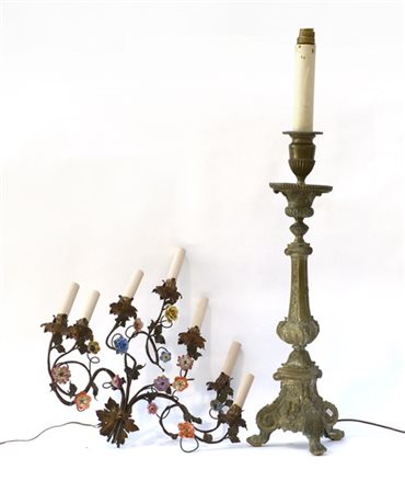 Lotto composto da un candeliere tripode in bronzo cesellato a volute vegetali e