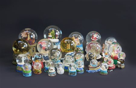 Cartone contenente numerosi souvenir boules-de-neige, soggetti e misure differe