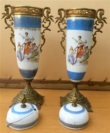 Manifattura della prima metà del secolo XX, coppia di vasi con coperchio in por