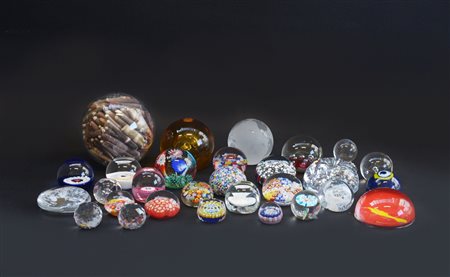 Cartone contenente numerosi presse-papiers in vetro (lievi difetti)