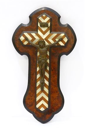 Scultura in metallo raffigurante Cristo crocifisso su croce in legno con insert