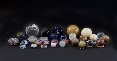 Cartone contenente numerosi presse-papiers in pietra dura e materiali diversi (