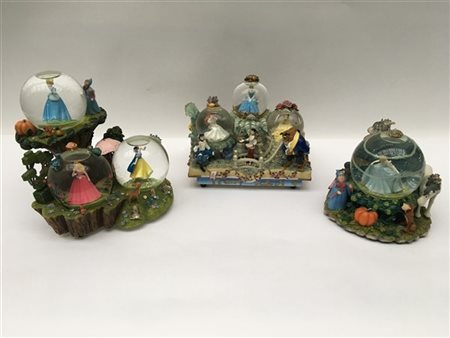 Tre carillon Disney con snowglobe di soggetti differenti, resina policroma e ve