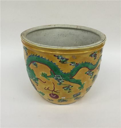 Cachepot in porcellana a smalti policromi su fondo giallo decorato con motivo d