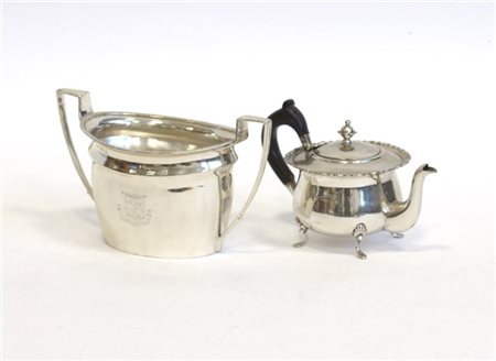 Lotto composto da piccola teiera e una zuccheriera biansata in argento. Marchi