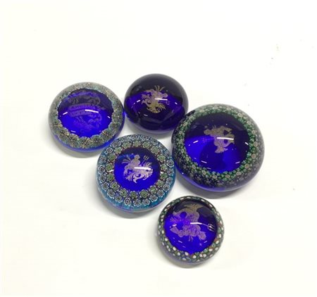 Manifattura di Murano 
Gruppo di cinque presse-papiers decorati a murrine, figu