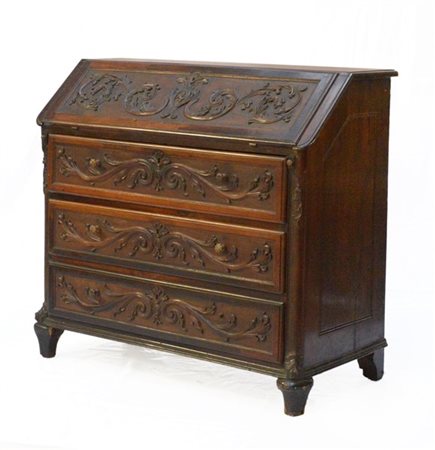 Ribalta a tre cassetti riquadrati e intagliati a volute vegetalii e leone rampa