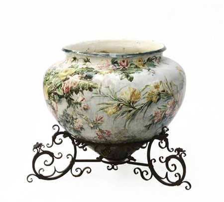 Grande vaso in ceramica decorata in policromia a fiori e foglie, poggiante su b