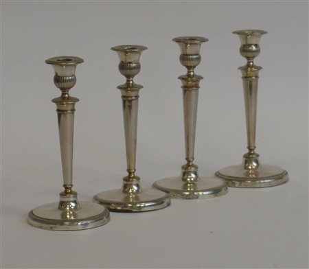 Gruppo di quattro candelieri in argento con fusto tornito. Punzoni alla base (h