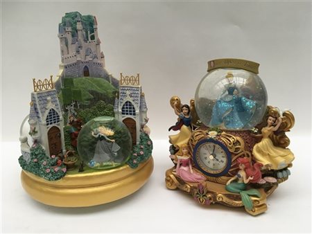 Lotto di due snowglobe sonori Disney, uno con orologio, soggetti differenti, re