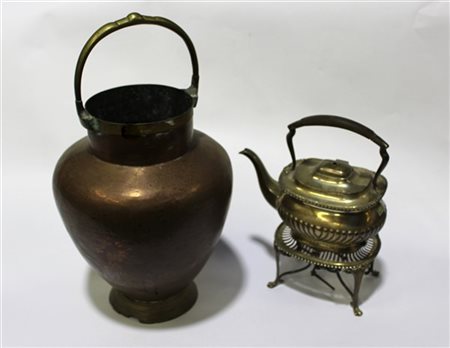 Lotto composto da un versatoio in rame e un samovar in metallo argentato (difet
