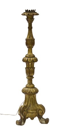 Candeliere da terra tripode in legno intagliato e dorato a motivi vegetali, sec