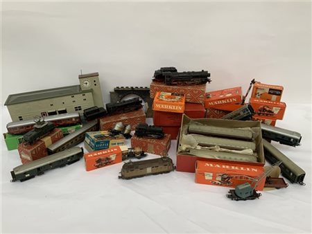 Cartone contenente numerosi vagoni e locomotive Marklin (molti in scatola origi