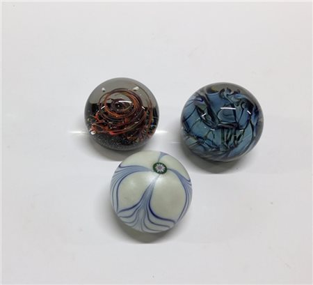 Manifatture diverse 
Gruppo di tre presse-papiers di differente decoro, alcuni