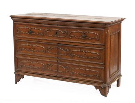 Antico Como' piemontese in noce con fronte a tre cassetti di cui i due inferior