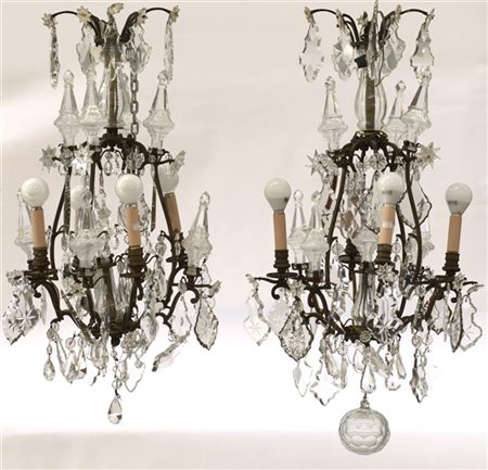 Coppia di lampadari a quattro luci in bronzo con puntali e goccie in vetro (h c