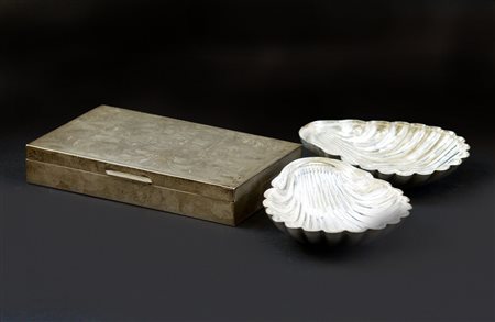 Lotto composto da due contenitori per caviale a forma di conchiglia ed un porta