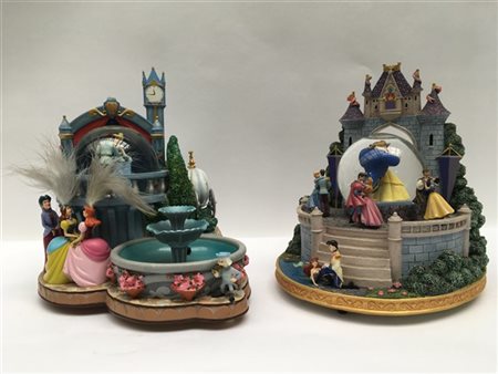 Due carillon Disney con snowglobe di differenti soggetti, resina policroma, vet