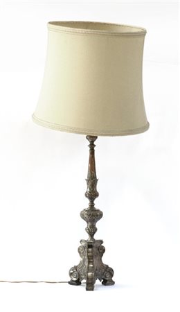 Candeliere tripode in rame argentato e cesellato a motivi vegetali, secolo XIX