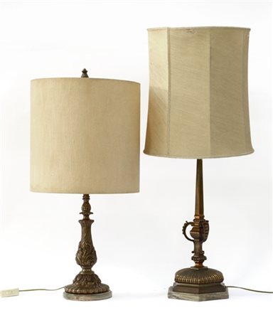 Lotto composto da due lampade da tavolo con fusto in metallo di decoro e misure