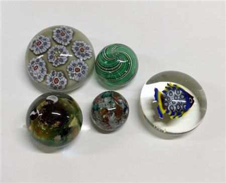 Manifattura di Murano 
Gruppo di cinque presse-papiers diverso decoro, uno marc