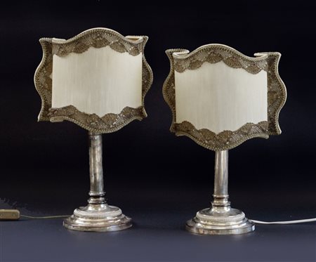 Coppia di candelieri in argento a base circolare montati a luce elettrica. Punz