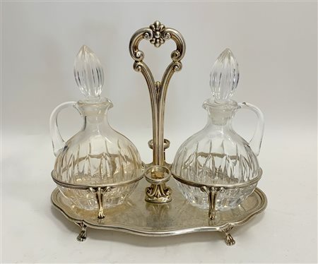 Servizio da tavola in argento a forma sagomata con quattro piedi ferini, ampoll