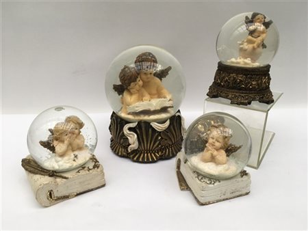 Gruppo di quattro snowglobe con angioletti, di cui due con carrillon, resina po