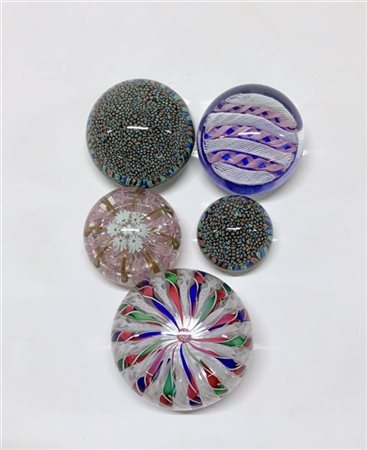 Manifattura di Murano 
Gruppo di cinque presse-papiers di diverso decoro (lievi