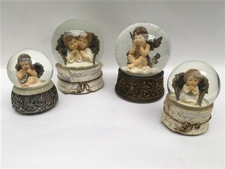 Gruppo di quattro snowglobe a carillon con angioletti, resina policroma e vetro